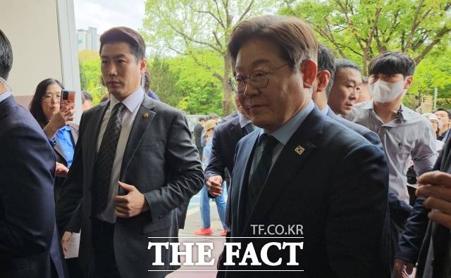 이재명 후보가 등장하자 현장은 함성으로 뒤덮였고 출입구는 그를 직접 보려는 지지자들로 붐볐다. /서다빈 기자