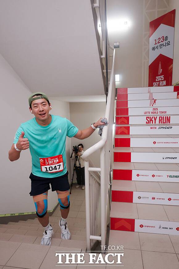 '힘들어도 웃음 잃지 않으면서'