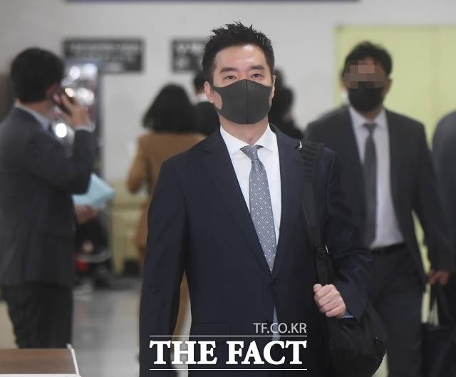 가세연은 '뚜렷한 증거가 있다'며 휴대폰 및 노트북 포렌식을 언급했지만, 김수현 측이 사진 영상에 대한 반박자료를 낸 이후 현재까지 근거를 대지 못하고 있다. 사진은 지난 2021년 박수현 전 청와대 대변인에 대한 허위사실 공표 혐의로 기소된 가세연 김세의 대표가 서울중앙지방법원공판에 출석하고 있다. /더팩트 DB