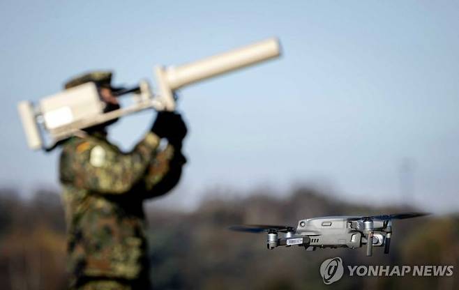 소형 드론은 재머에 방해 당하거나 무력화될 수 있기 때문에 근접한 거리에서 조종할 수밖에 없다. 연합뉴스
