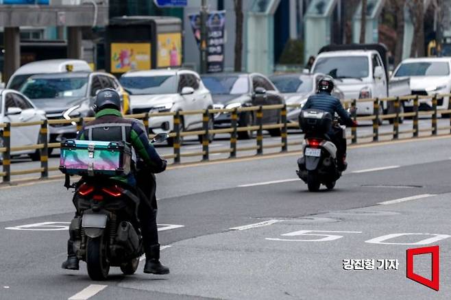 서울 한 도로를 달리는 배달 오토바이. 사진=강진형 기자aymsdream@