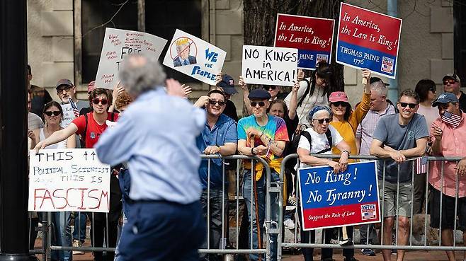 매사추세츠주 렉싱턴에서 반트럼프 팻말을 들고 있는 시위대