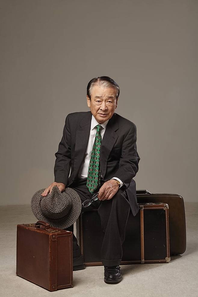 연극 ‘세일즈맨의 죽음’의 배우 이순재. 그는 “옛날이나 지금이나 연기를 하겠다고 하는 사람은 처절한 각오를 하지 않으면 안 된다”고 했다. /컴퍼니그리다
