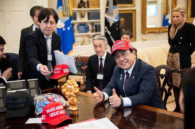 지난 16일 미국과 관세 협상을 하기 위해 워싱턴 DC 백악관을 찾은 일본 측 협상대표 아카자와 료세이 경제재생상이 도널드 트럼프 대통령이 사인해 준 'MAGA(미국을 다시 위대하게)' 모자를 쓴 채 양손 엄지 손가락을 치켜 세워보이고 있다. /백악관
