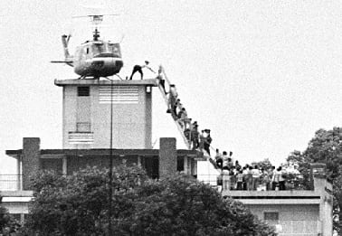 사이공 함락 하루 전인 1975년 4월 29일 사이공 주재 미 대사관 건물 옥상이 탈출하려는 사람들로 가득 차 있다./미 국무부(Department of State)Hubert van Es