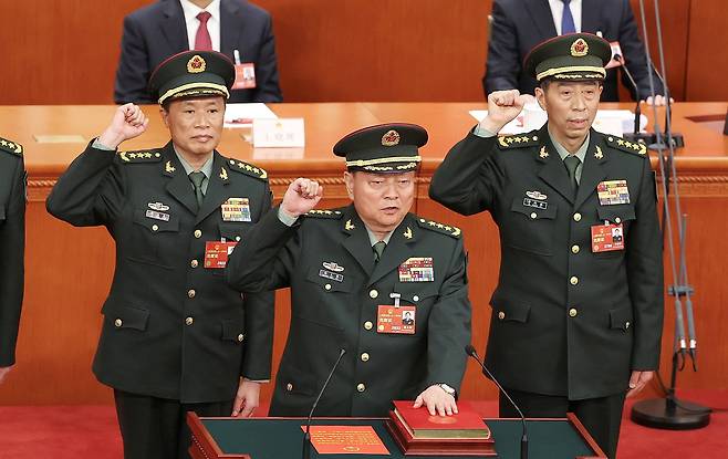 2023년 3월 11일 베이징에서 열린 전국인민대표대회(전인대)에서 새로 선출된 중앙군사위 허웨이둥 부주석, 장여우샤 부주석, 리샹푸 군사위원 겸 국방부장(왼쪽부터)이 헌법 선서를 하고 있다. 리샹푸 국방부장은 2023년 10월 해임됐고, 허웨이둥 부주석도 숙청설이 돌고 있다./게티이미지코리아