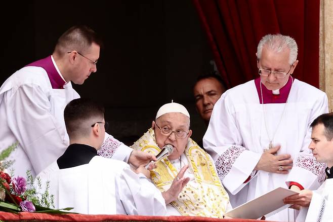 프란치스코 교황이 20일 바티칸의 성 베드로 대성당 발코니에서 '우르비 에트 오르비' 메세지를 전하기 위해 인사말을 하고 있다./로이터 연합뉴스
