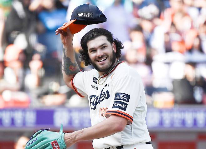 20일 대전 한화생명볼파크에서 열린 NC-한화전. 7이닝 무실점으로 호투한 폰세가 기뻐하고 있다./정재근 스포츠조선 기자