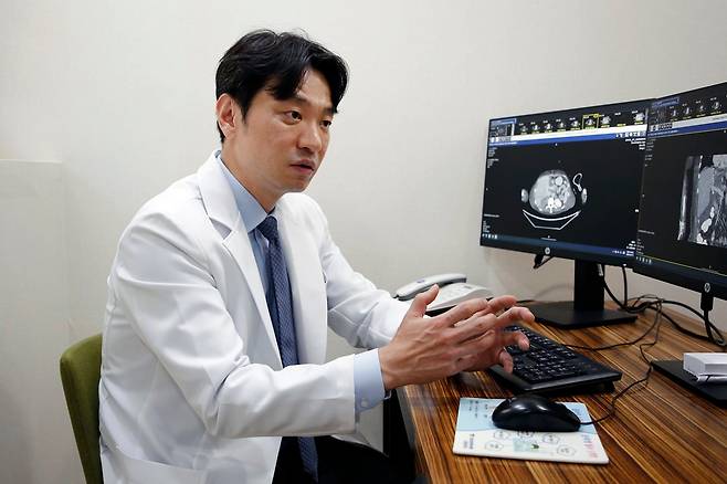 이승환 강동경희대병원 소화기외과 교수가 11일 조선비즈와 만나 간 이식 수술에 대해 설명하고 있다. /강동경희대병원