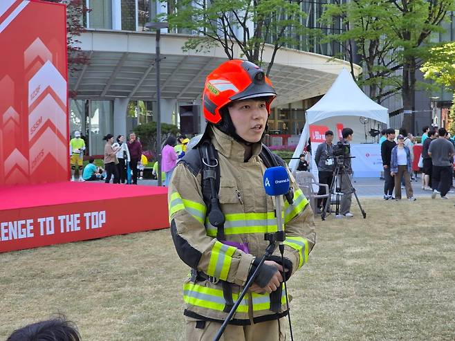 20일 롯데월드타워에서 수직 마라톤 대회 '2025 스카이런 위드 스파이더' 행사가 진행됐다. 은평소방서 소속 이한희 소방사가 행사 전 소감을 전하고 있다./뉴스1