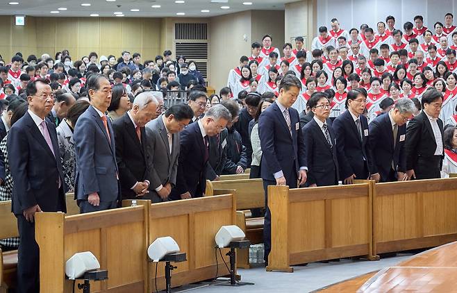 <YONHAP PHOTO-3497> 한덕수 권한대행, 부활절 예배 참석    (서울=연합뉴스) 한덕수 대통령 권한대행  국무총리가 20일 서울 강동구 명성교회에서 부활절 연합예배를 드리고 있다. 2025.4.20 [명성교회 제공. 재판매 및 DB 금지]    photo@yna.co.kr/2025-04-20 15:49:06/<저작권자 ⓒ 1980-2025 ㈜연합뉴스. 무단 전재 재배포 금지, AI 학습 및 활용 금지>