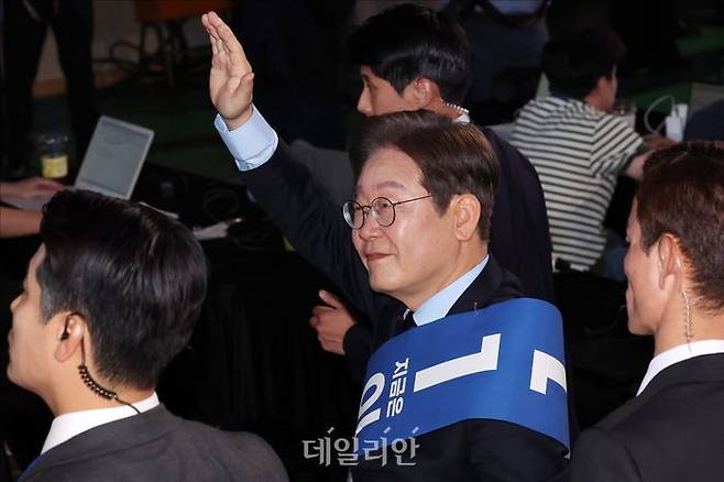더불어민주당 이재명 대선 경선 후보가 19일 오후 충북 청주 서원구 청주체육관에서 열린 민주당 21대 대선 후보자 선출을 위한 충청권 합동연설회에서 지지자들을 향해 손을 들어 인사하고 있다. ⓒ데일리안 홍금표 기자