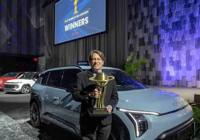 스티븐 센터 기아 미국법인 최고운영책임자(COO)가 세계 올해의 차 수상 기념사진을 촬영하고 있다. ⓒ기아