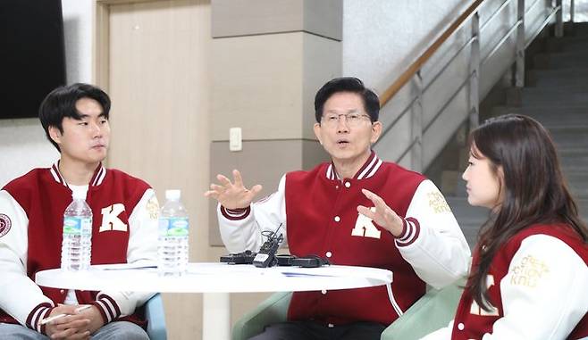 김문수 국민의힘 대선 경선 후보가 20일 오전 대구 북구 산격동에 위치한 경북대 사회과학대학에서 경북대 학생들의 질문에 답하고 있다. ⓒ김문수 캠프