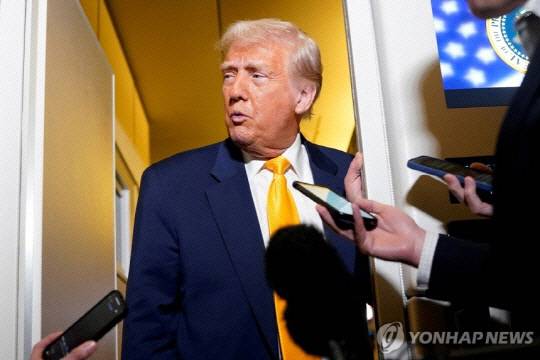 기자들과 대화하는 트럼프 대통령. [로이터=연합뉴스]