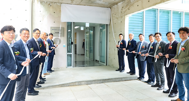 영남대학교 SW중심대학사업단 SW교육원 개원식 참석자들이 제막식에 함께했다.