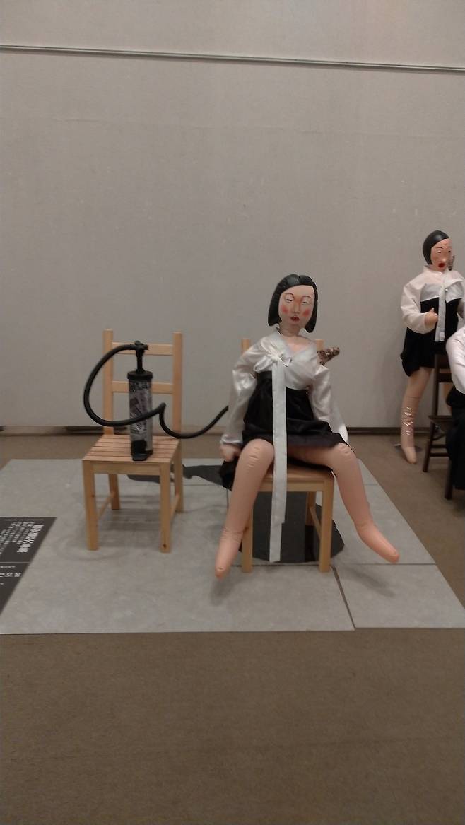 8274649303_486616_940b1e38842f859309d91c782865edd4.jpg 일본에서 열린 위안부 조롱 전시회