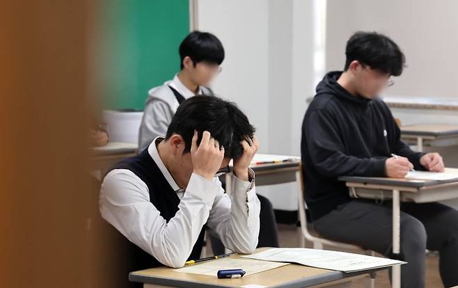 2026학년도 대학수학능력시험 대비 올해 첫 전국연합학력평가(모의고사)가 진행된 지난달 26일 부산 동구 부산고등학교 3학년 교실에서 학생들이 문답지를 받은 뒤 대기하고 있다. 뉴시스