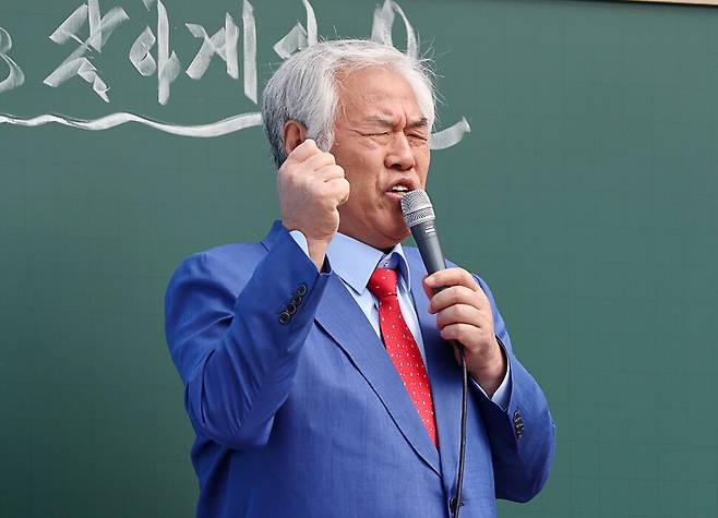 전광훈 사랑제일교회 목사가 지난 6일 서울 동화면세점 앞에서 열린 광화문 주일 연합예배에서 설교하고 있다. 연합뉴스