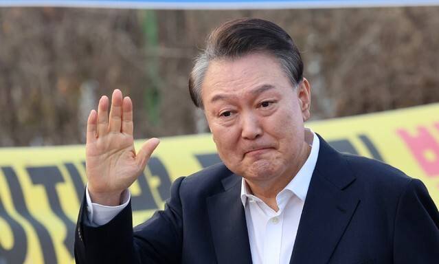 윤석열 전 대통령이 3월8일 오후 경기 의왕시 서울구치소에서 석방돼 지지자들에게 인사하며 걸어나오고 있다. 김영원 기자 forever@hani.co.kr