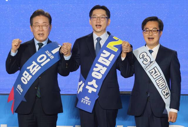 더불어민주당 대선 경선 후보들이 지난 19일 오후 충북 청주체육관에서 열린 ‘제21대 대통령선거 후보자 선출을 위한 충청권 합동연설회’에 참석해 있다. 왼쪽부터 이재명, 김경수, 김동연 후보. 연합뉴스