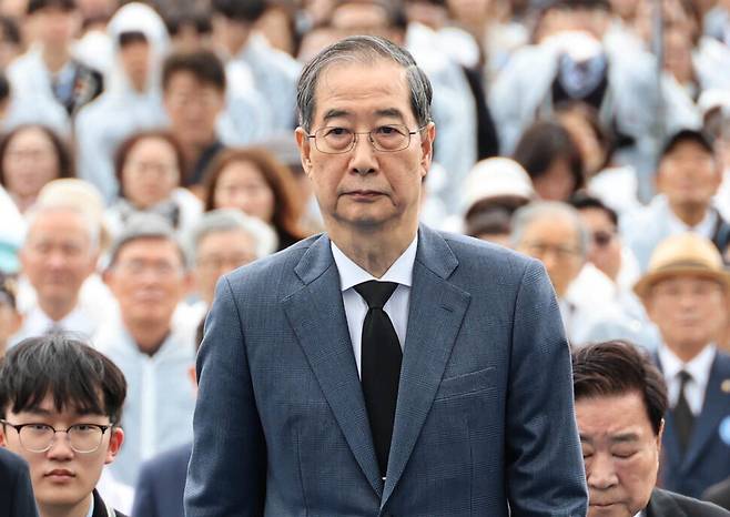 제65주년 4.19혁명 기념일인 19일 서울 강북구 국립 4.19민주묘지에서 한덕수 대통령 권한대행 국무총리가 헌화하기 위해 재단에 오르고 있다. 2025.4.19. 대통령실사진기자단