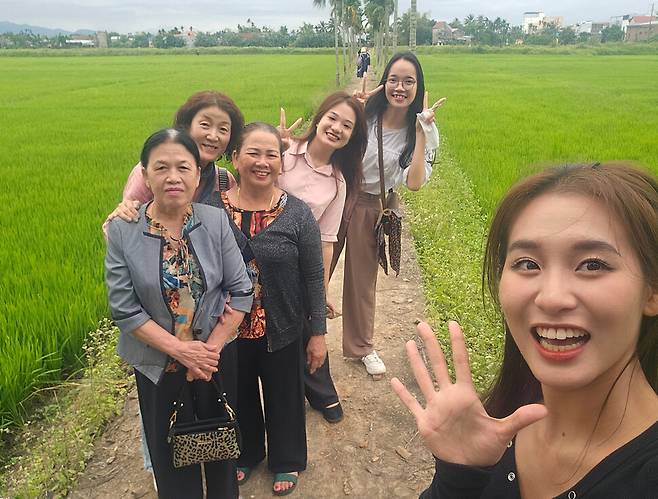 응우옛(맨 오른쪽)이 2023년 하미마을과 퐁니마을에서 벌어진 학살 사건에 관해 쓴 김이정 작가의 소설집을 베트남어로 번역해 피해자들에게 전달한 뒤 퐁니마을에서 함께 사진을 찍었다. 맨 왼쪽부터 하미마을 응우옌티탄, 김이정 작가, 퐁니마을 응우옌티탄, 번역에 참여한 학생들. 티옌응우옛 제공