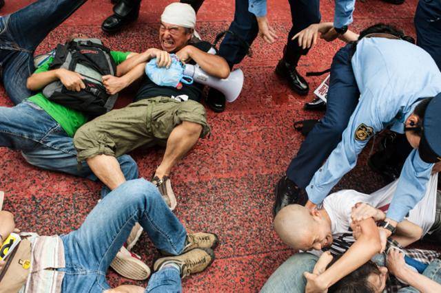 2018년 개봉한 다큐멘터리 '카운터스'는 일본 내 혐한 세력에 맞선 일본인들의 시민연대 '카운터스'의 이야기를 다룬다. 혐오 시위를 벌이는 일본 '재일 특권을 허용하지 않는 시민모임'의 집회 참가자들과 몸싸움을 벌이는 카운터스 회원들이 포착된 다큐멘터리의 한 장면. 인디스토리 제공
