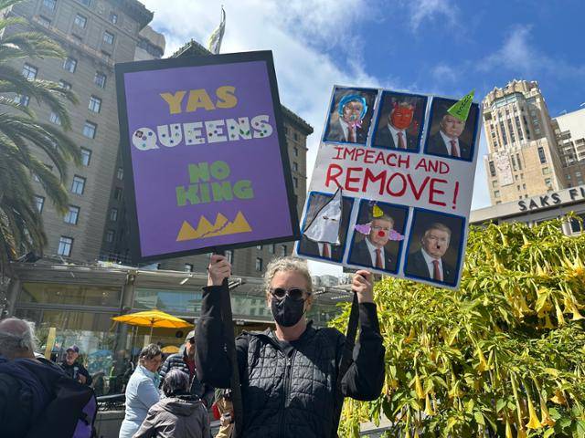 19일 미국 캘리포니아주 샌프란시스코 시내에서 도널드 트럼프 대통령 규탄 시위에 참가한 에일린 소언이 자신이 직접 만든 팻말을 들어보이고 있다. '탄핵하고 제거하라'라고 적혀 있다. 샌프란시스코=이서희 특파원