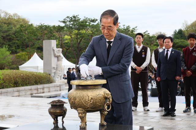 한덕수 대통령 권한대행이 19일 서울 강북구 국립 4.19민주묘지에서 열린 제65주년 4.19혁명 기념식에서 분향을 하고 있다. 국무총리실 제공