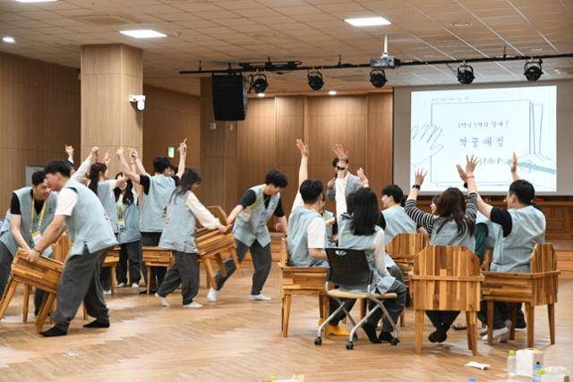 18일 경남 하동 쌍계사에서 사찰체험 소개팅 '나는 절로' 참가자들이 마음에 드는 이성과의 데이트 선택 우선권을 걸고 게임을 하고 있다. 하동= 박은경 기자
