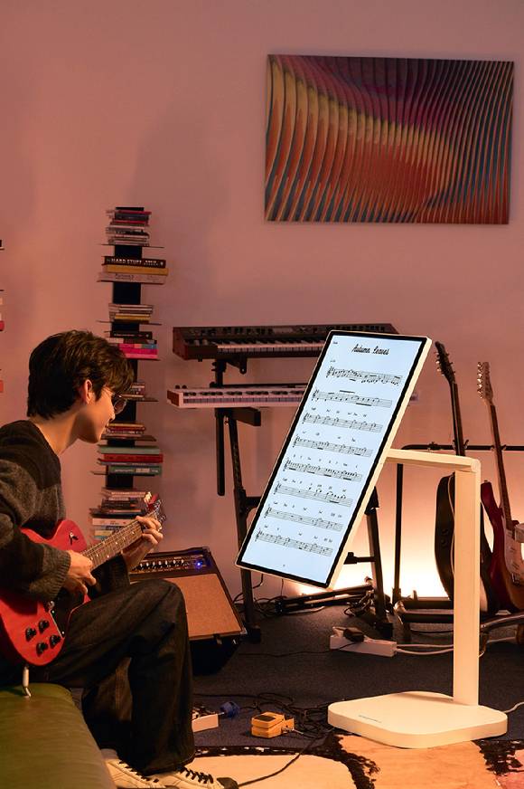 LG전자의 스마트 모니터 신제품 '스윙' 화면을 세로로 세워 악보를 보는 모습. [사진=LG전자]