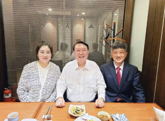 김계리 변호사(왼쪽)가 19일 페이스북을 통해 윤석열 전 대통령, 배의철 변호사와 함께 찍은 사진을 공개했다. [사진=김계리 페이스북 캡처]