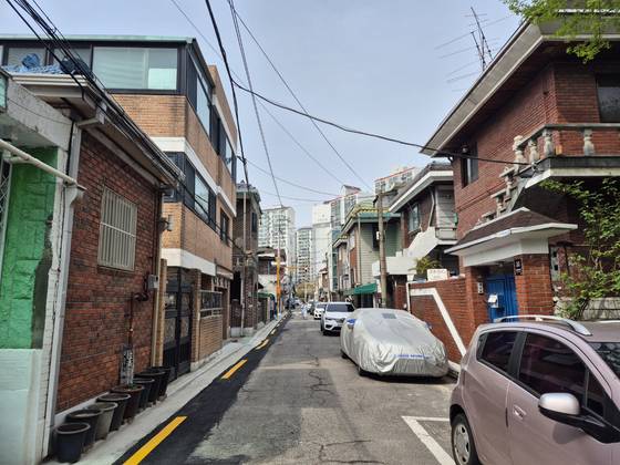 강북구 번1동 주택가의 모습. 빌라관리사무소가 생긴 이후 골목길이 깨끗해졌다. 한은화 기자