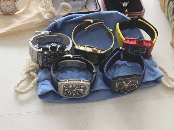 서울중앙지검 범죄수익환수부(부장 유민종)가 지난해 이희진(38)씨 주거지에서 압수한 고가 시계. 사진 서울중앙지검