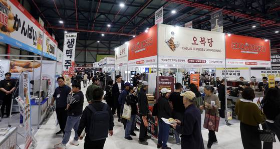 지난 17일 서울 강남구 세텍에서 열린 제77회 프랜차이즈 창업박람회를 찾은 시민들이 부스를 둘러보고 있다. 뉴시스