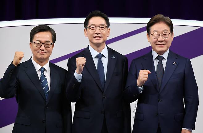 더불어민주당 대선후보 경선 주자인 이재명 전 대표(오른쪽부터), 김경수 전 경남지사, 김동연 경기지사가 18일 서울 상암동 MBC에서 대선 후보 경선 첫 TV토론회를 하고 있다. 국회사진기자단