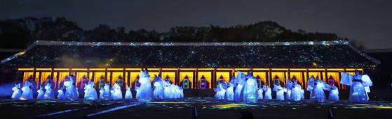 20일 오후 서울 종로구 종묘 정전에서 보수 공사 준공기념 미디어파사드 공연이 펼쳐지고 있다.  국가유산청은 5년에 거쳐 국보 종묘 정전 보수공사를 완료하고 창덕궁 구(舊)선원전에 임시 봉안되었던 조선 왕과 왕비, 대한제국 황제와 황후의 신주 49위를 종묘 정전으로 다시 모셔오는 ‘환안제’를 열었다. 뉴스1