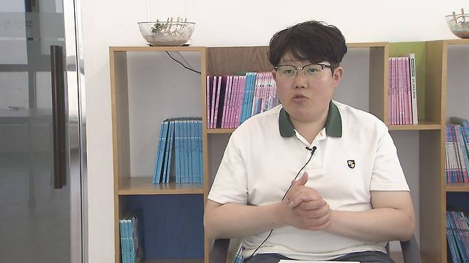 KBS 취재진과 인터뷰 중인 정현우 씨.