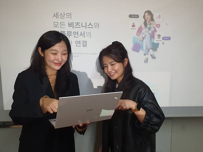 김지영 과장(왼쪽)과 강은아 유닛장이 플랫폼 사업에 대해 논의하고 있다. 윤현주 기자