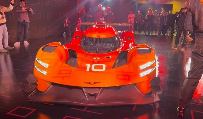 하이퍼카 GMR-001. 외부 디자인엔 한글 '마그마' 패턴과 태극기가 보인다.  /사진=신정은 기자