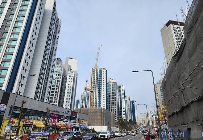 지난해 입주한 트리우스광명(왼쪽) 주변으로 입주를 앞둔 아파트의 공사가 한창이다. 사진=오세성 한경닷컴 기자