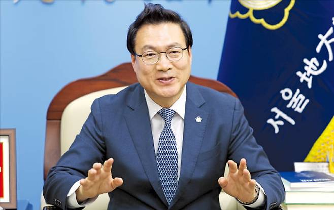 조순열 신임 서울지방변호사회장이 20일 본지와의 인터뷰에서 “변호사 시험 합격자를 현 수준보다 줄이는 것이 최우선 과제”라고 강조하고 있다.  이솔 기자