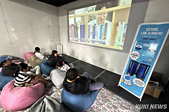 16~20일 대전 엑스포시민광장 일원에서 열리는 '2025 대한민국 과학축제'에 설치된 KISTI 시네마에서 슈퍼컴퓨터에 대해 배우는 시민들. 사진=이재형 기자