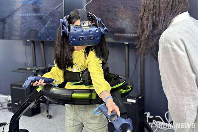 16~20일 대전 엑스포시민광장 일원에서 열리는 '2025 대한민국 과학축제'에서 한국항공우주연구원의 달탐사 VR을 체험하는 어린이. 사진=이재형 기자