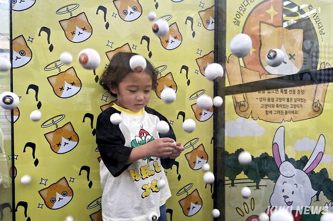 16~20일 대전 엑스포시민광장 일원에서 열리는 '2025 대한민국 과학축제' 한국표준과학연구원 체험관에서 슈뢰딩거 고양이 양자원리 체험 프로그램에 참여한 어린이. 사진=이재형 기자