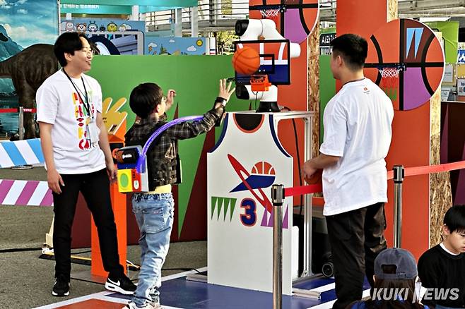 16~20일 대전 엑스포시민광장 일원에서 열리는 '2025 대한민국 과학축제' 삼양라운드스퀘어에서 푸드케어과학을 체험하는 어린이. 사진=이재형 기자