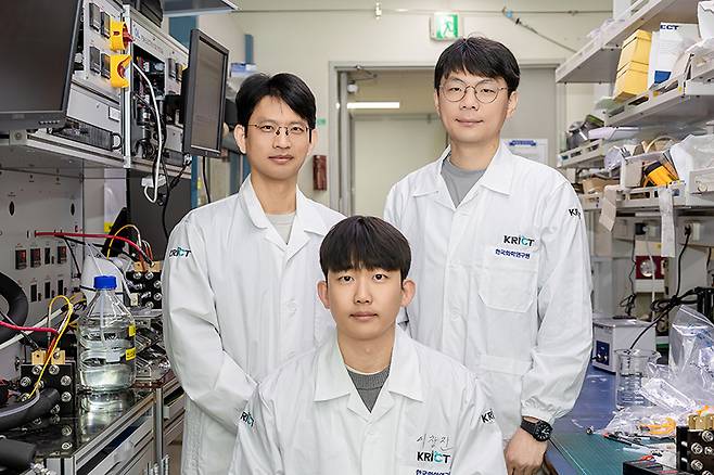 (뒷줄 왼쪽부터 시계방향)화학연 소순용 책임연구원(교신저자), 유덕만 책임연구원(교신저자), 이창진 학생연구원(제1저자). 한국화학연구원