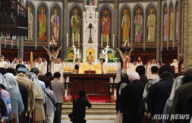 부활절인 20일 천주교 서울대교구 주교좌인 명동성당에서 정순택 대주교가 ‘주님 부활대축일 낮미사’를 집전하고 있다. 이날 천주교와 개신교는 예수의 부활을 축하하고 그 의미를 되새기는 미사·예배를 거행했다.
