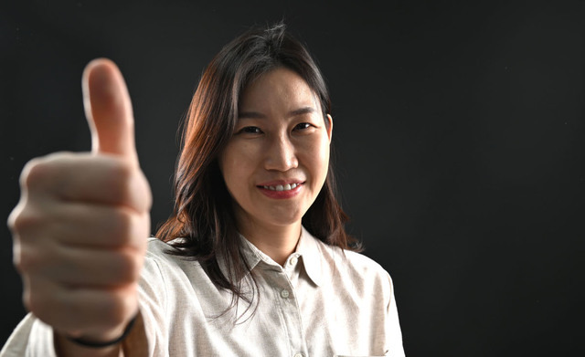 박정은 감독이 지난 15일 국민일보와의 인터뷰에 앞서 엄지손가락을 치켜세우는 포즈를 취하고 있다. 박 감독은 “선수들이 나를 여자농구 선배가 아닌 지도자로 봐주길 바랐다”며 “선수들에게 안정감을 심어줘야 한다는 생각뿐”이라고 말했다. 김지훈 기자